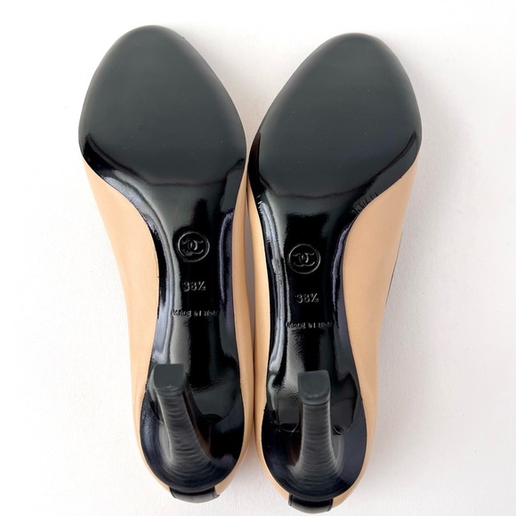 New CHANEL | Beige and Black Cap Toe Pumps Interlocking CC Logo with Bow EU 38.5 - Picture 12 of 16